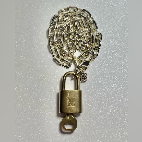 Louis Vuitton Lock&Key || Kendra Scott Chain - Picture 4 of 5